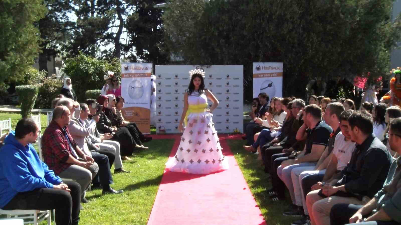 Yumurta kabuğu ve tavuk tüylerinden defile