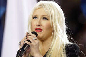 Ünlü şarkıcı milli marşın sözlerini unuttu