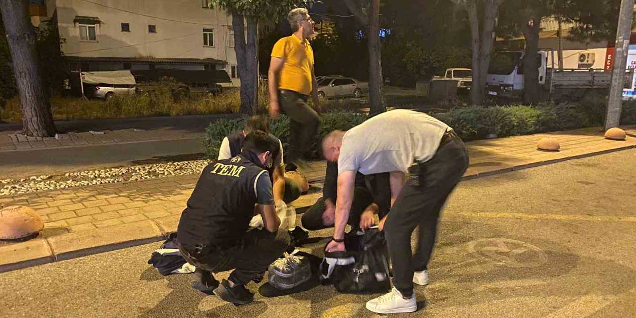 Antalya'da emniyet müdürlüğü yakınındaki şüpheli çanta polisi alarma geçirdi