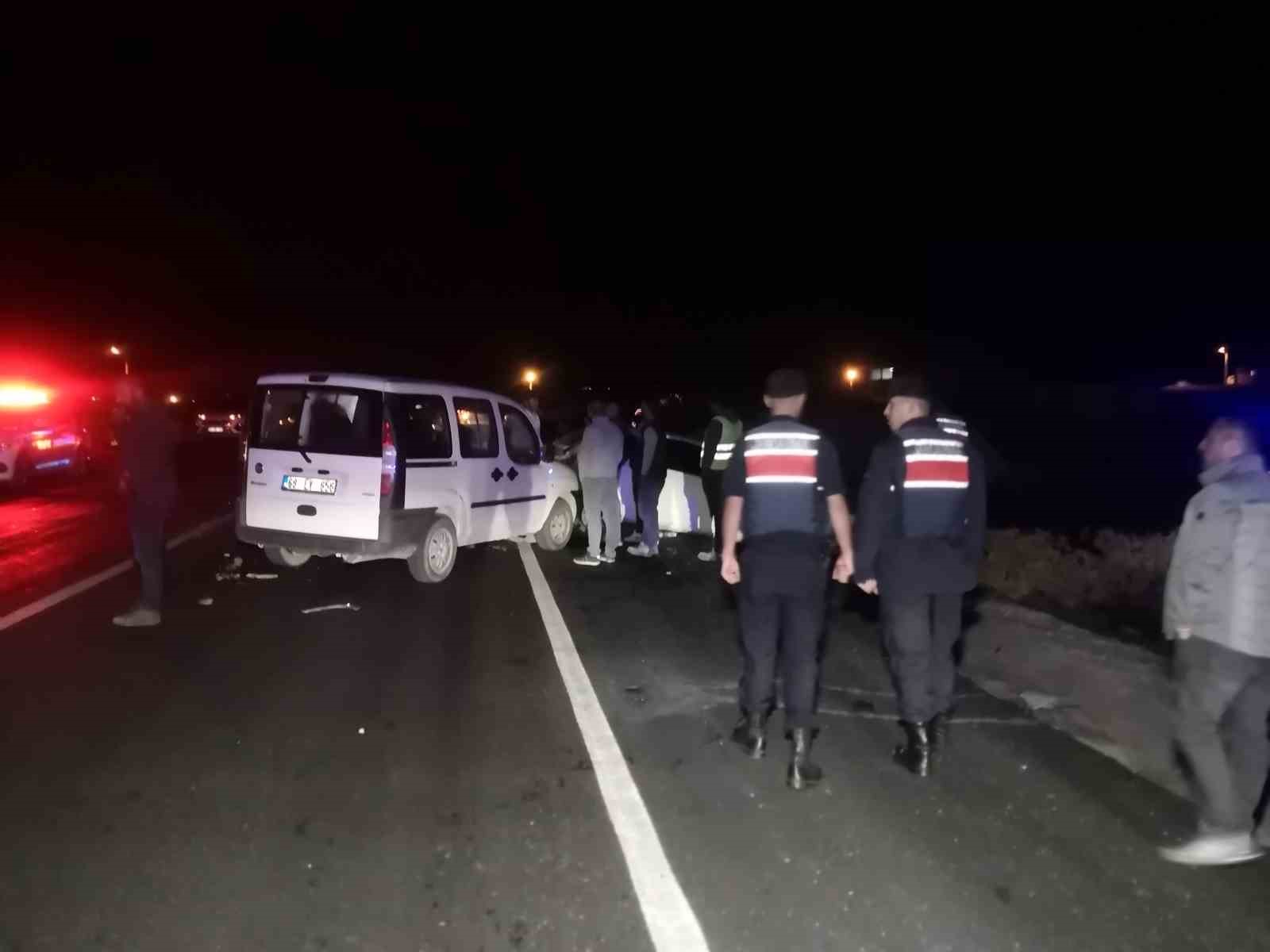 Bozuk yolda 5 araç birbirine girdi