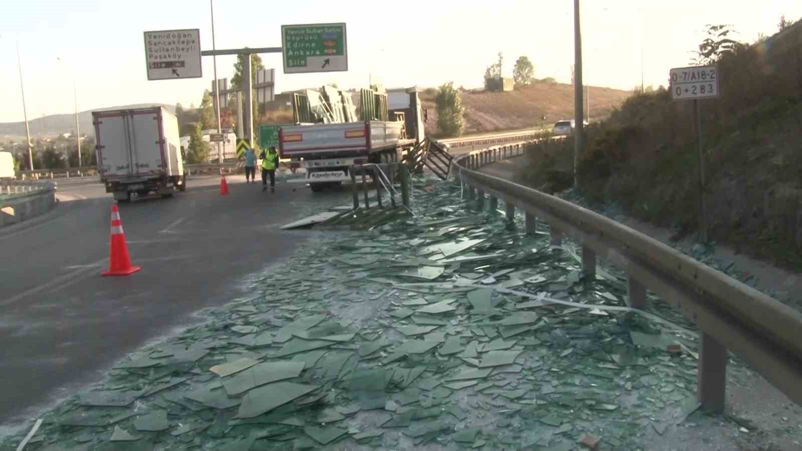 Virajı alamayınca tüm camlar tuzla buz oldu