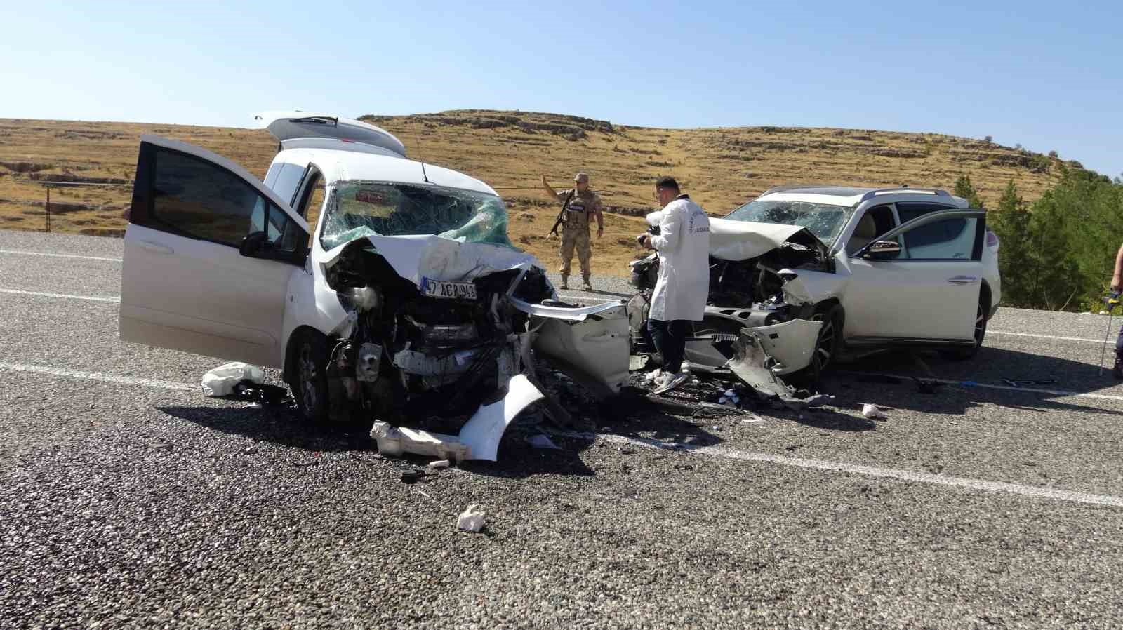 İki araç kafa kafaya çarpıştı: 8 yaralı