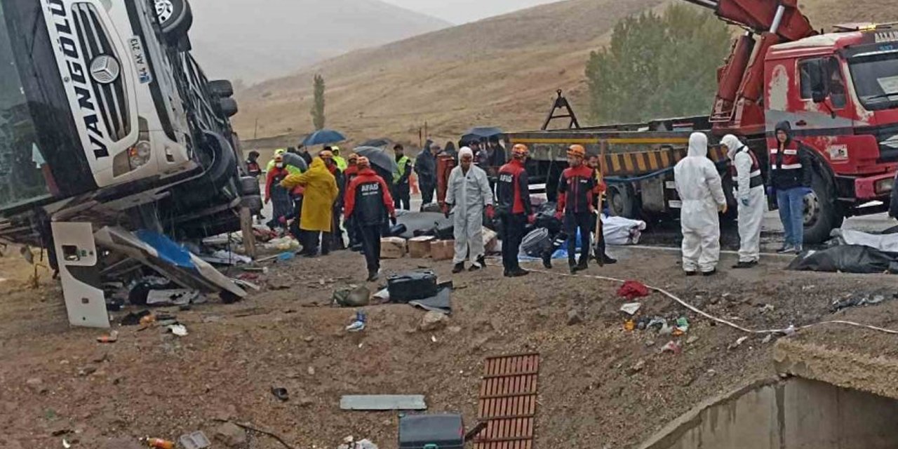 Sivas’ta 24'ü ağır 40 kişinin yaralandığı otobüs kazasında ölen 7 yolcunun cenazeleri teslim edildi
