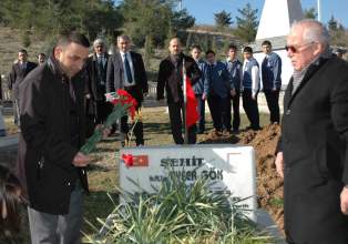 İlk şehit kadın pilotu mezarı başında anıldı