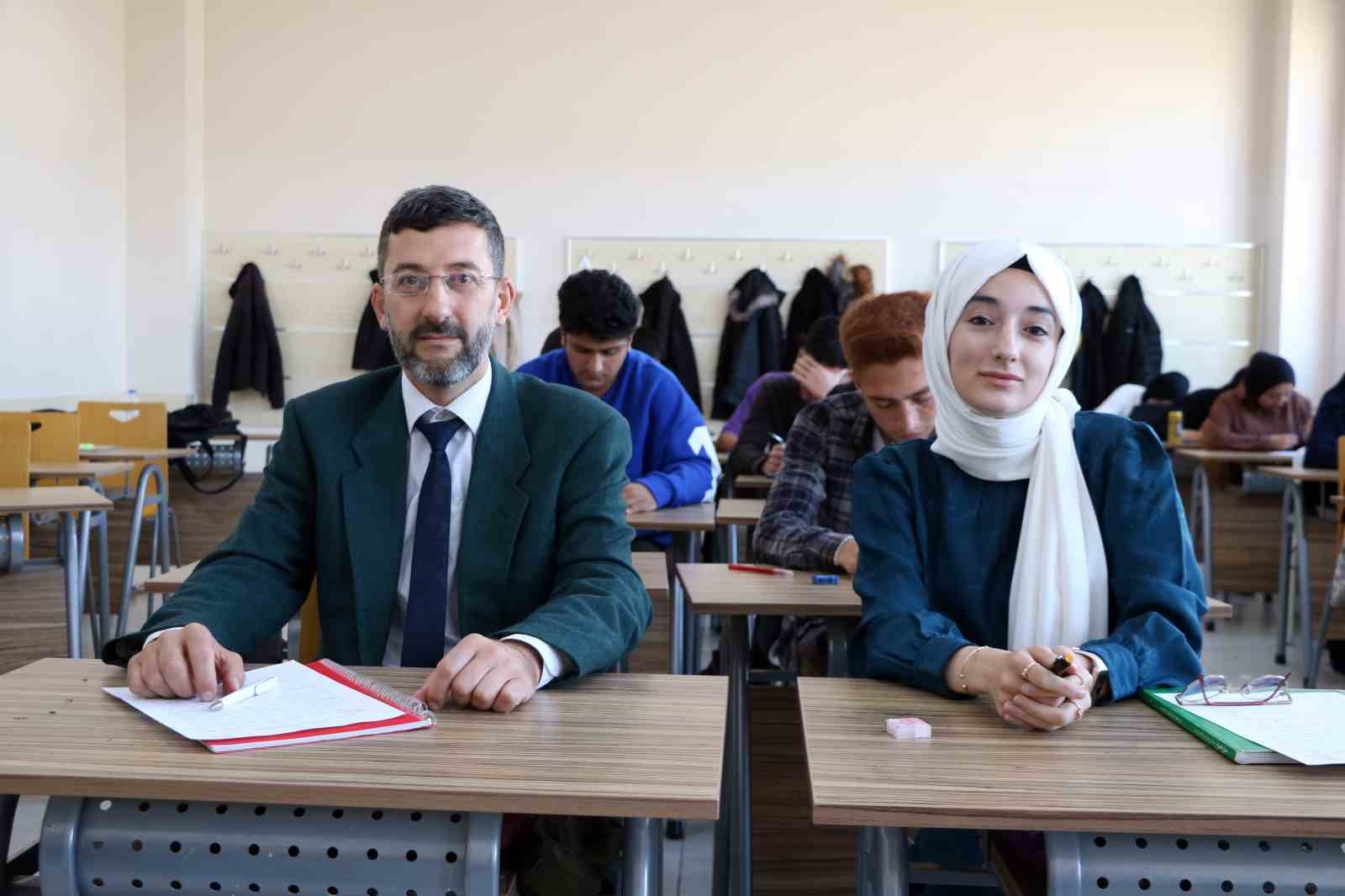 Baba ile kızı sıra arkadaşı oldu