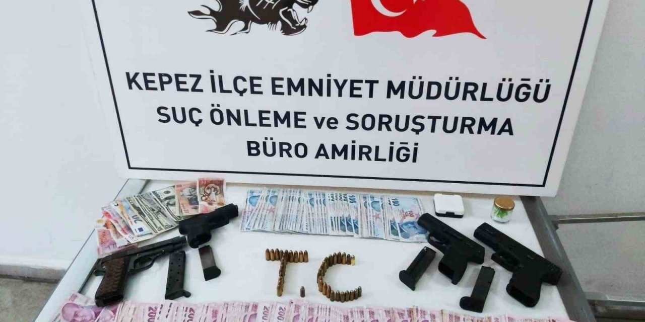 Paralar, silahlar... Antalya'da çete çökertildi. 7 suçtan aranan 6 kişiye gözaltı var