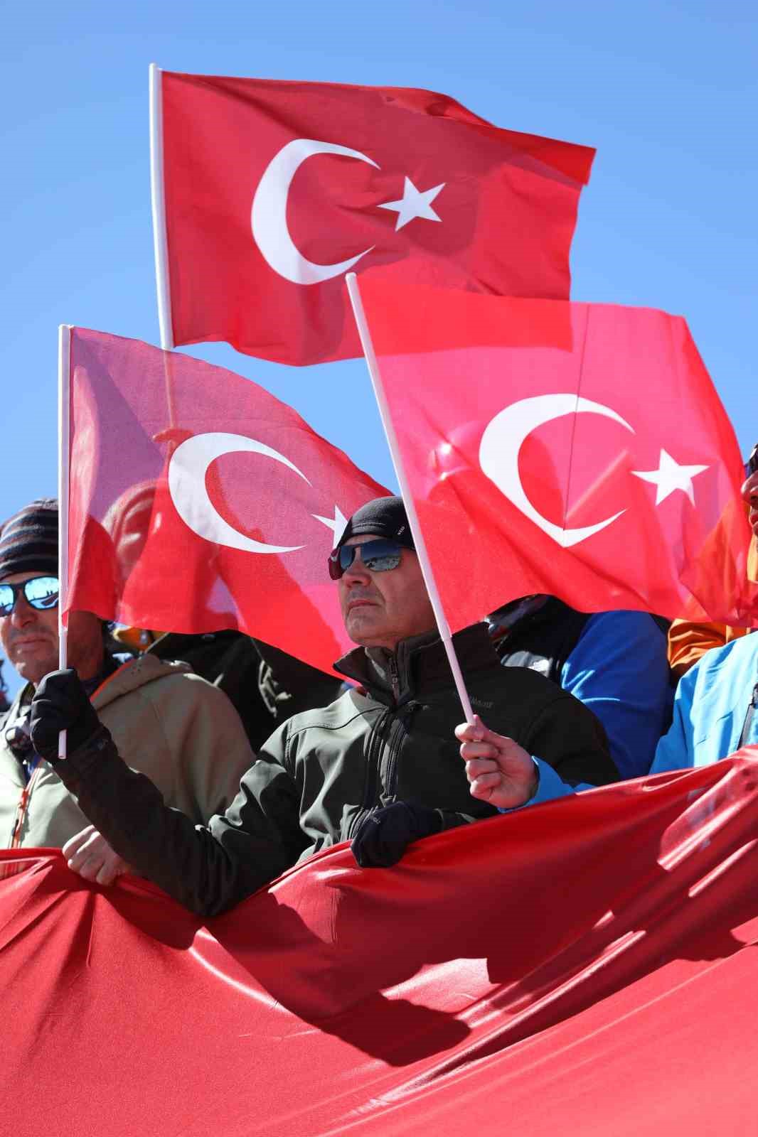 Aladağlar'ın zirvesinde 100. Yıl kutlaması