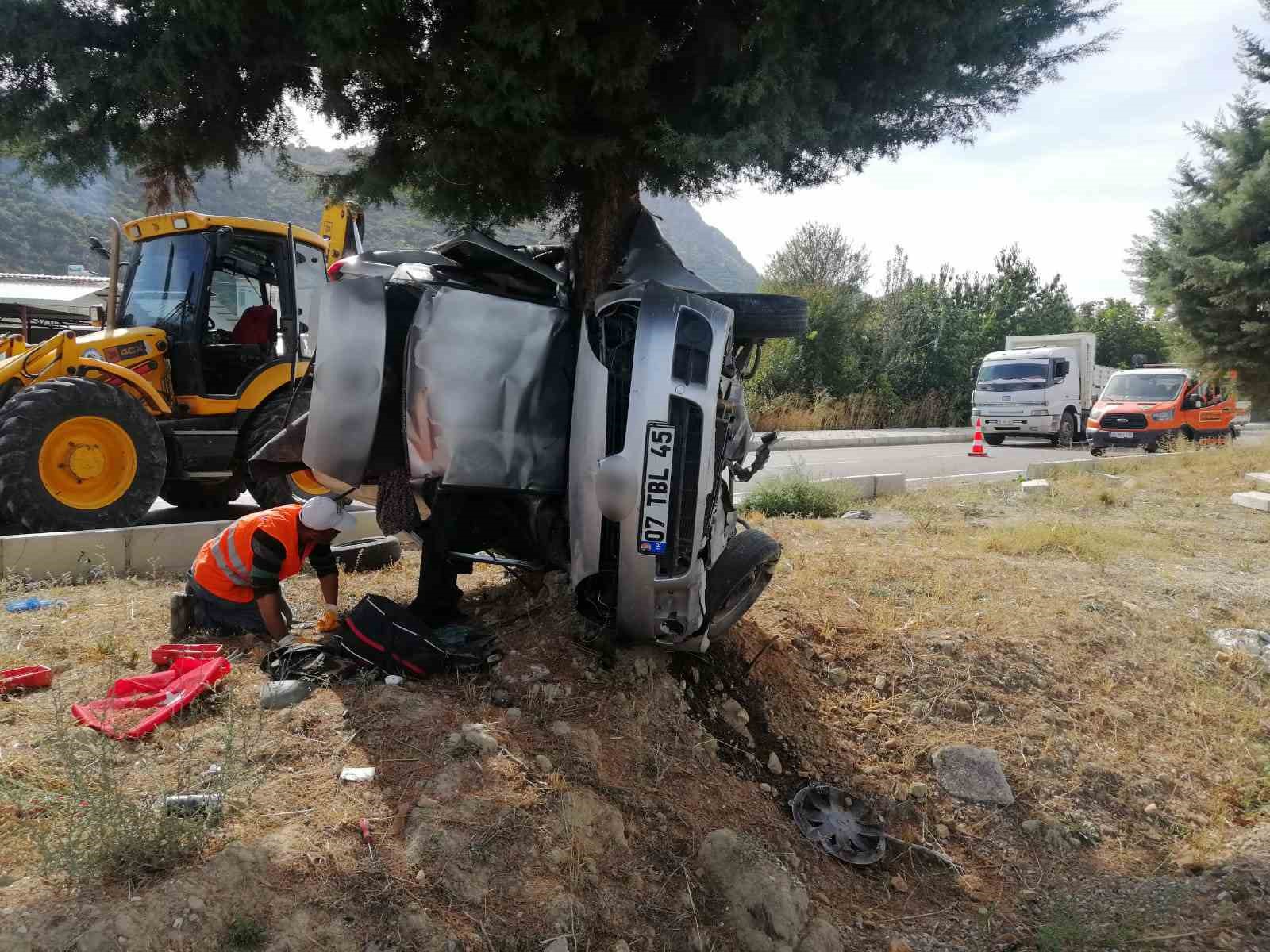 Kontrolden çıkan otomobil refüjdeki ağaca çarptı: Baba ile oğlu hayatını kaybetti