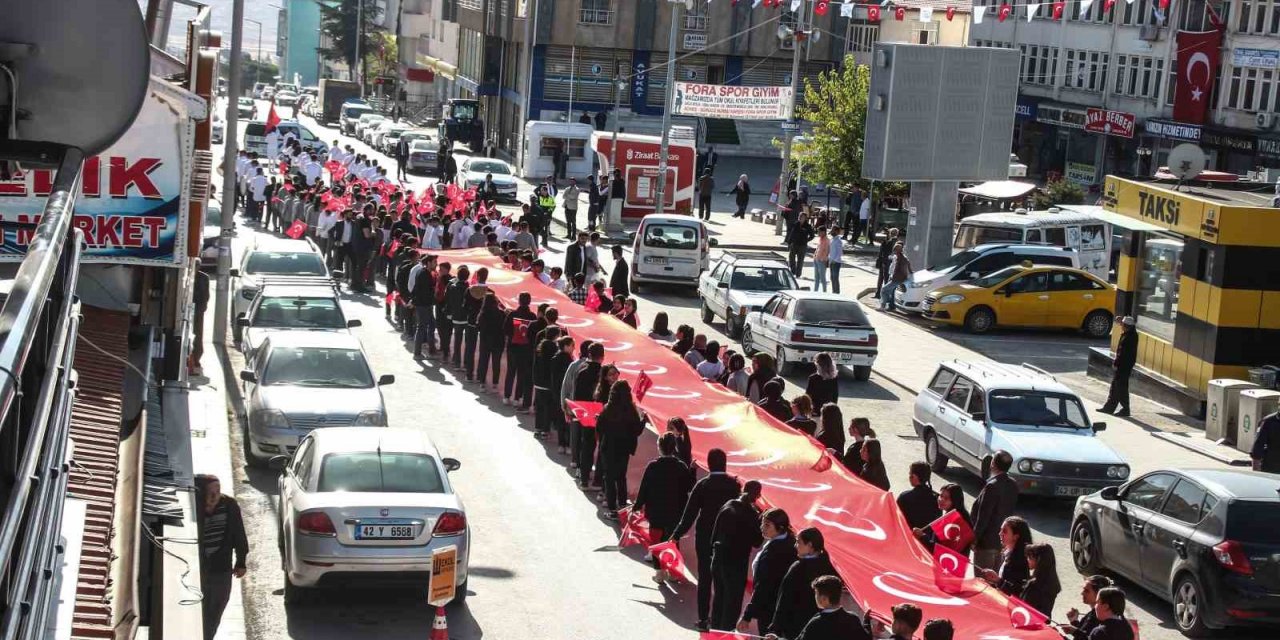 Konya Yunak’ta dev Türk Bayrağı açıldı