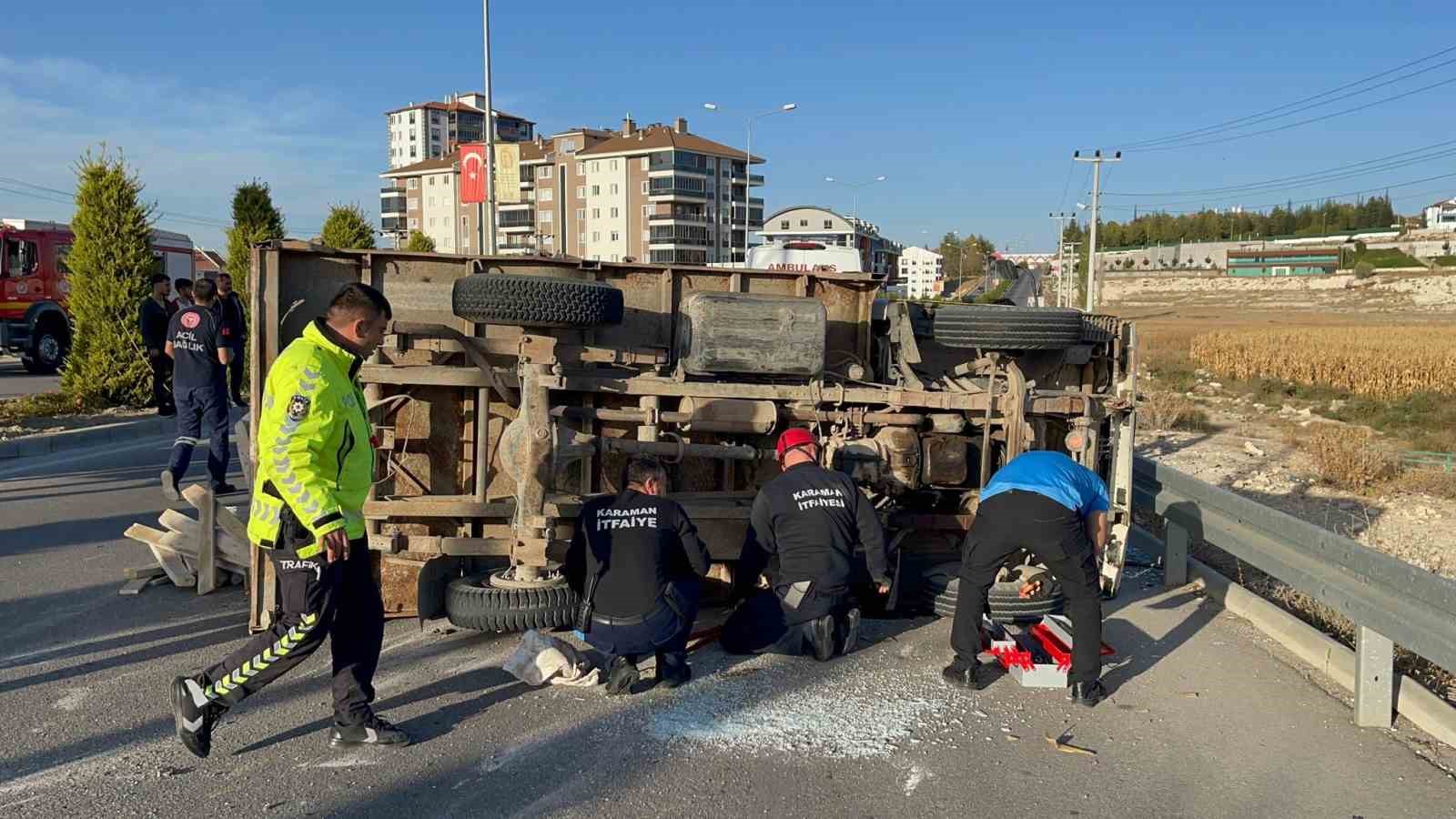 Karaman Zeytindalı Caddesi'nde kaza: Kamyonet devrildi, 2 yaralı