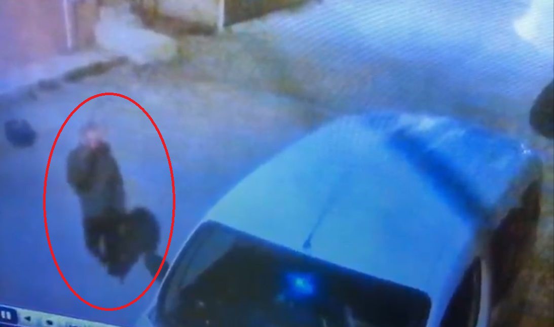 İçinde 16 bin dolar olan arabasının camını açık unuttu! Soyulma anı kameraya böyle yansıdı