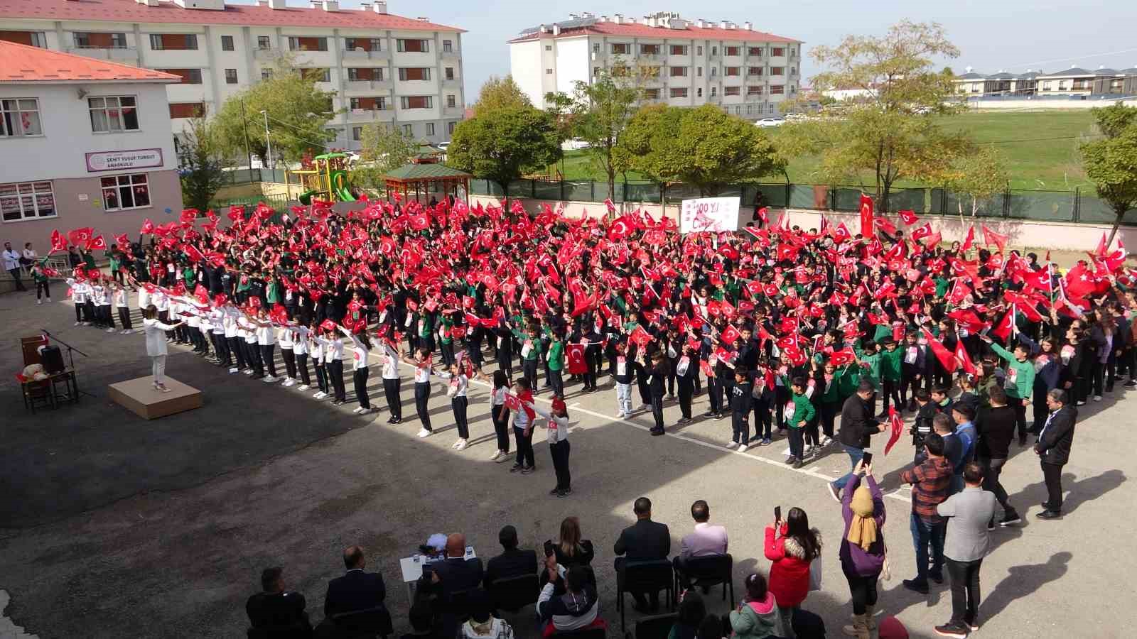 750 kişilik dev korodan oratoryo gösterisi