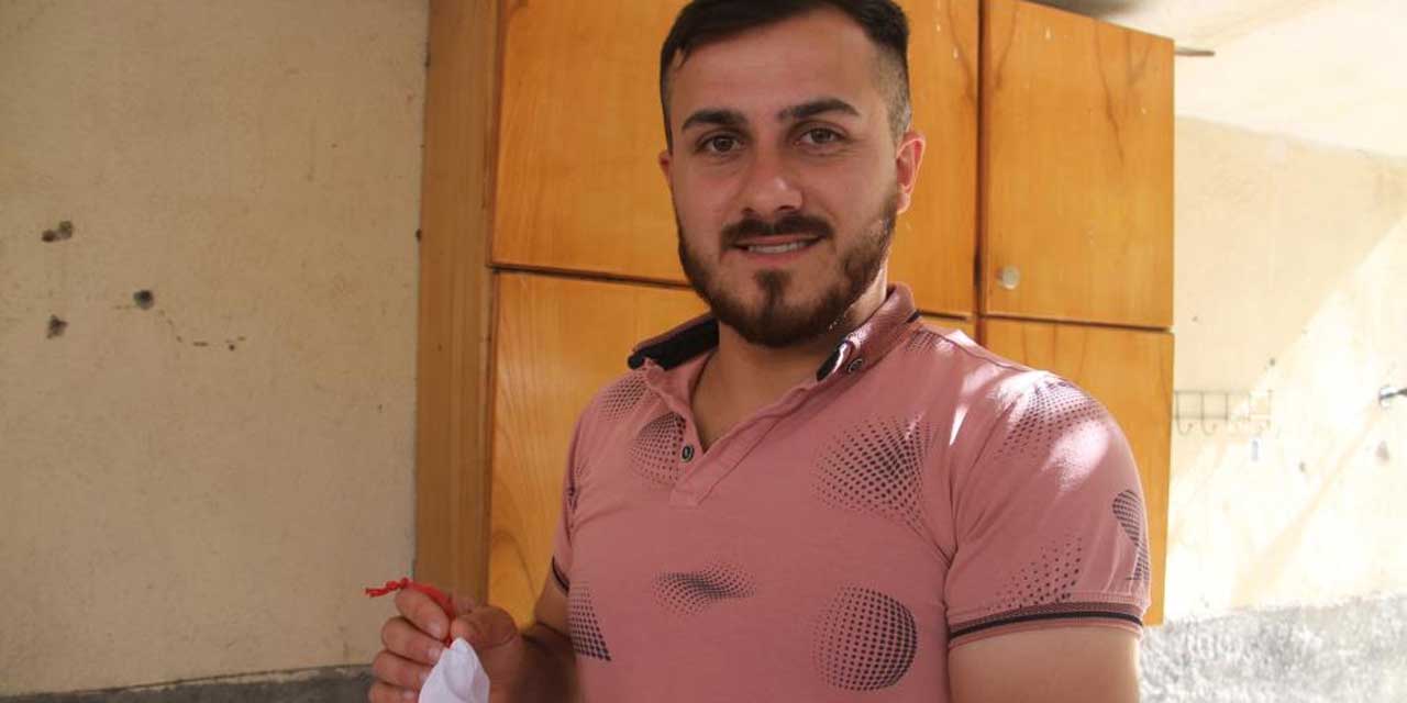 Tekme attığı keseden kefen parası çıktı