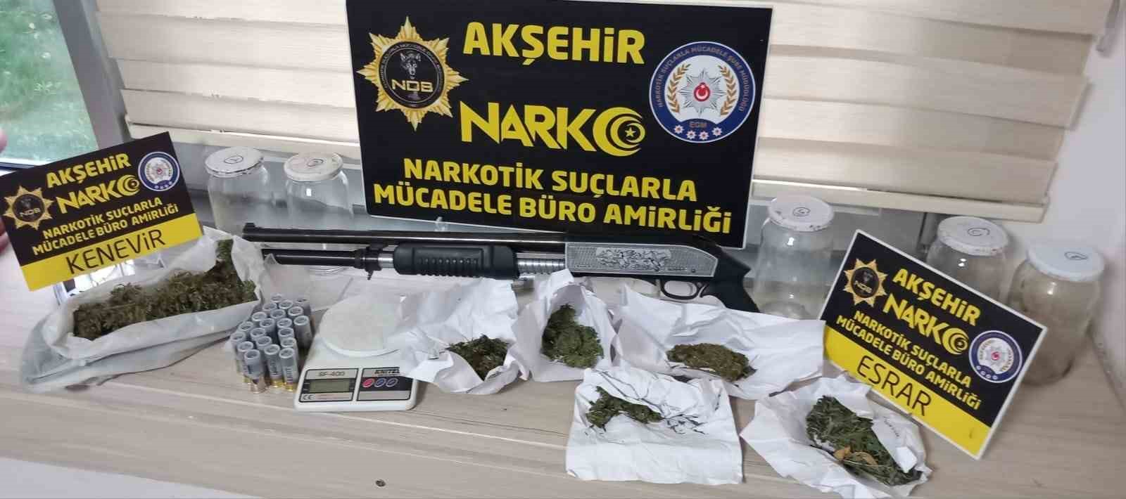 Akşehir'de uyuşturucu operasyonu: Hem evini hem ahırını didik didik aradılar