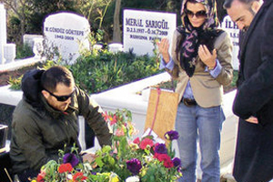 Defne'nin eşi mezarlığa geldi