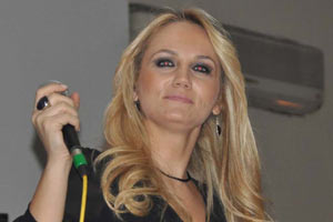 Şarkıcı Pınar Sağ'a destek eylemi