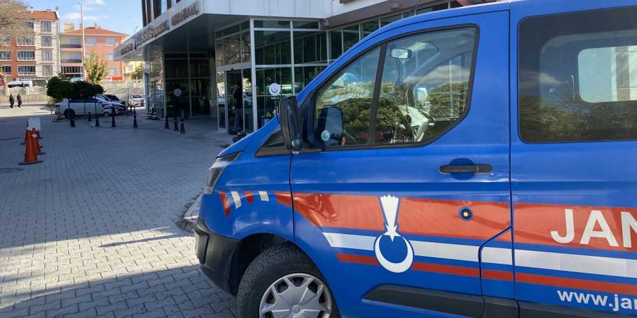 Kulu'da şarampole devrilen araçtaki 2 yolcu yaralandı