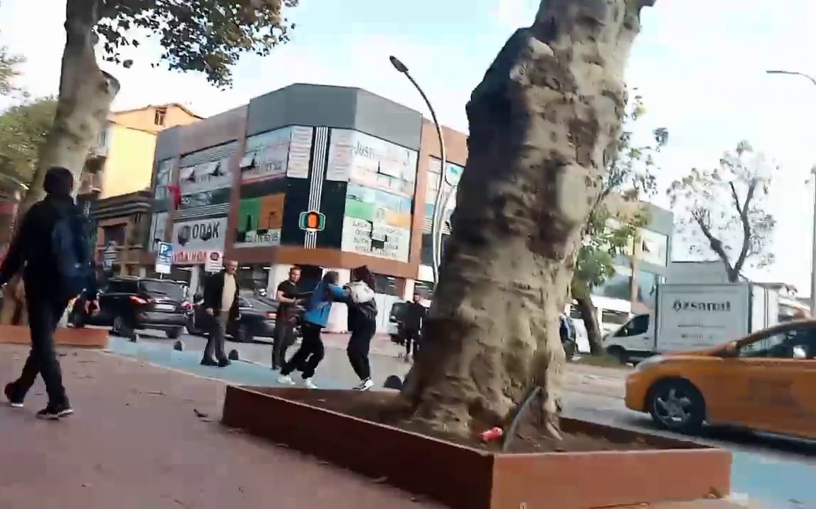 Adapazarı'nda genç kızların korkutan kavgası: Cadde ortasında birbirlerine girdiler