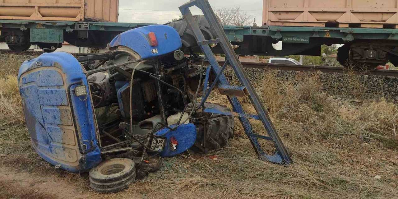 Afyon Dinar'da yük treni traktöre çarptı: 1 ölü, 1 yaralı