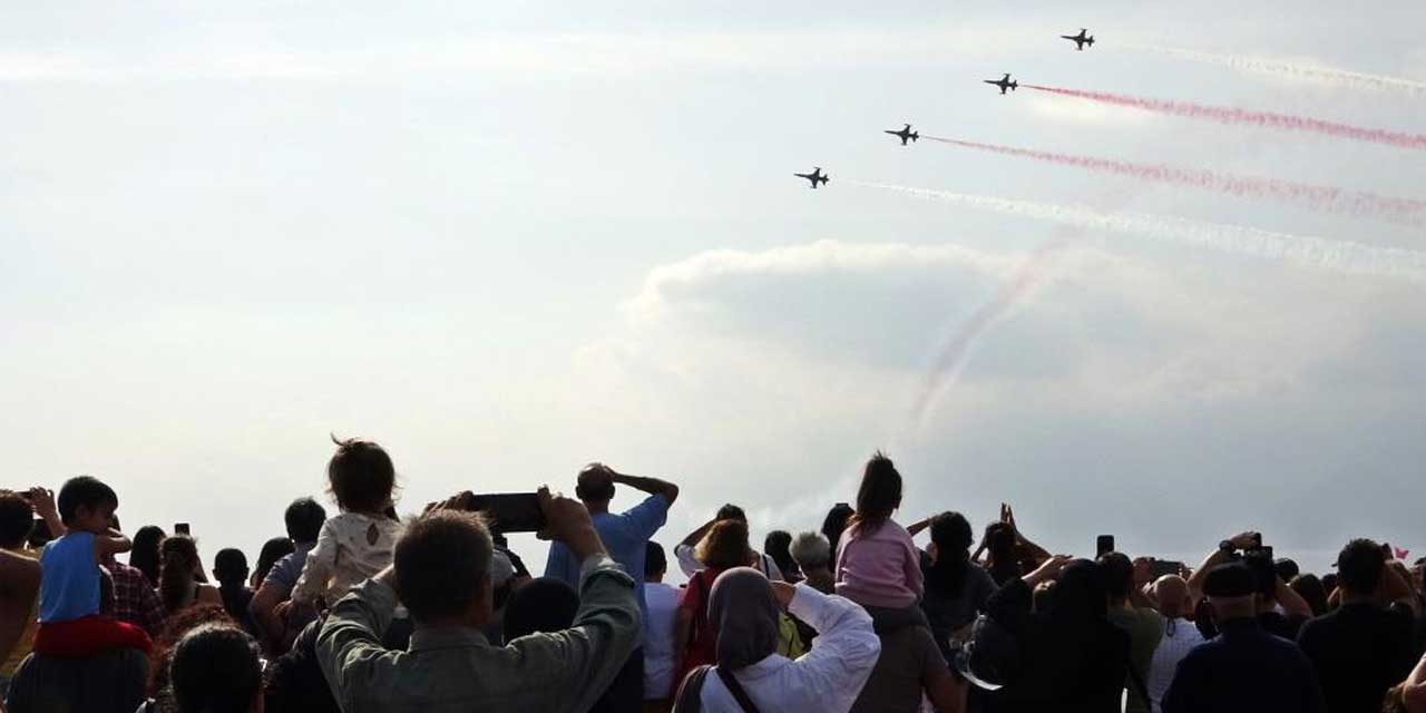 Türk Yıldızları Antalya semalarında şov yaptı: Konyaaltı sahili tıklım tıklım