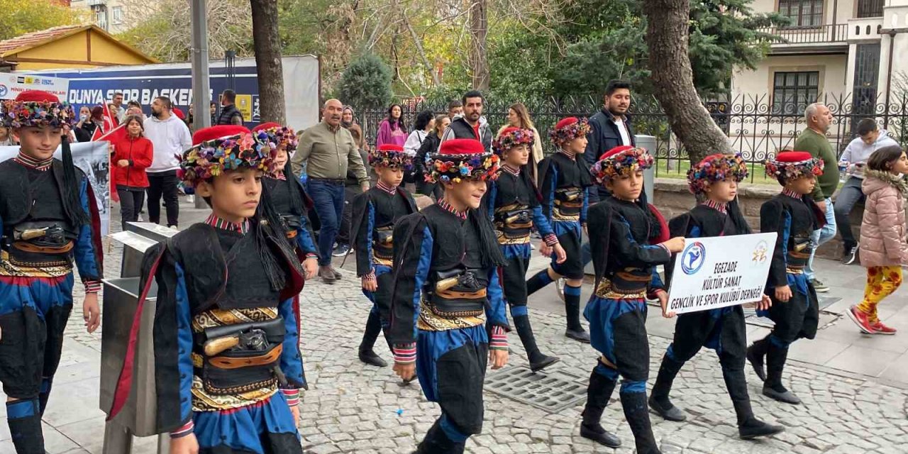 Konya’da Halk Oyunları Minikler Türkiye Şampiyonası korteji