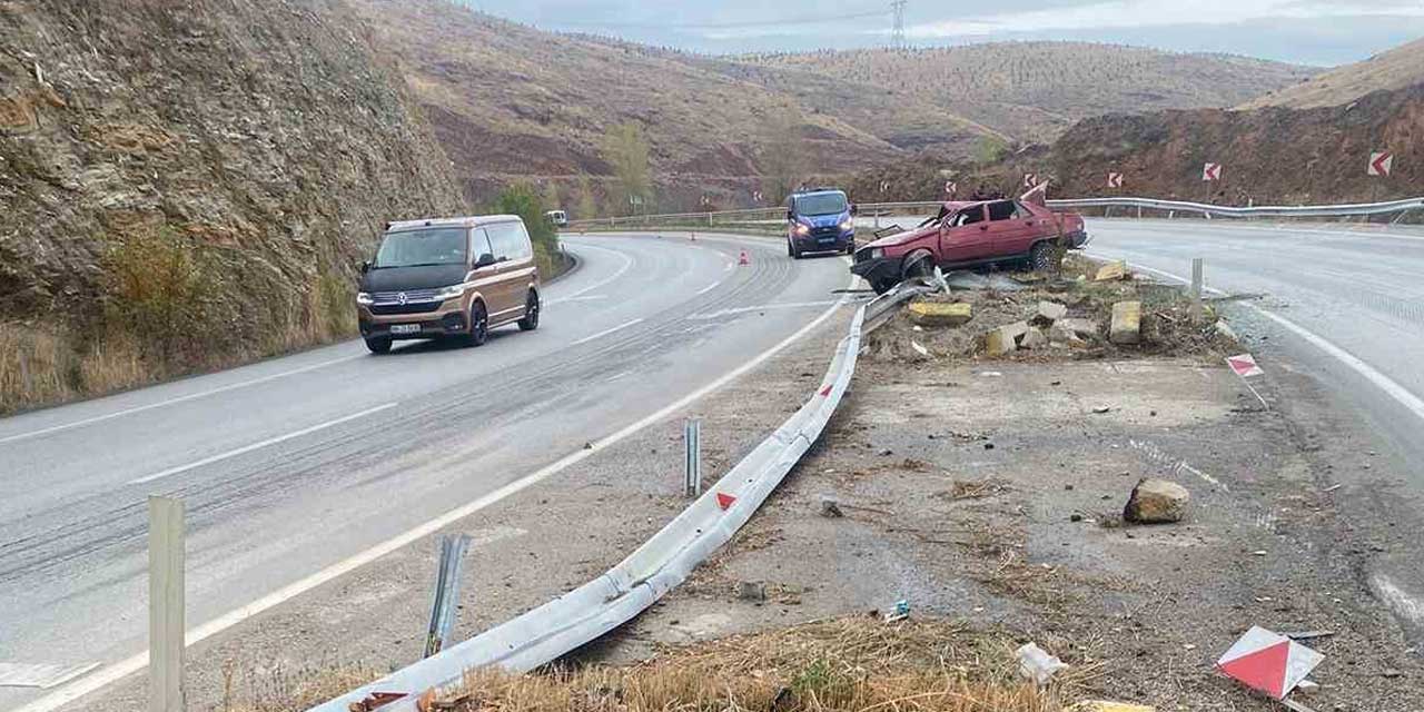 Afyon’da refüje çarpan otomobil devrildi: 2 ölü, 1 yaralı