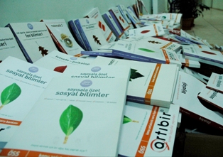 Konya'da korsan ders kitapları ele geçirildi