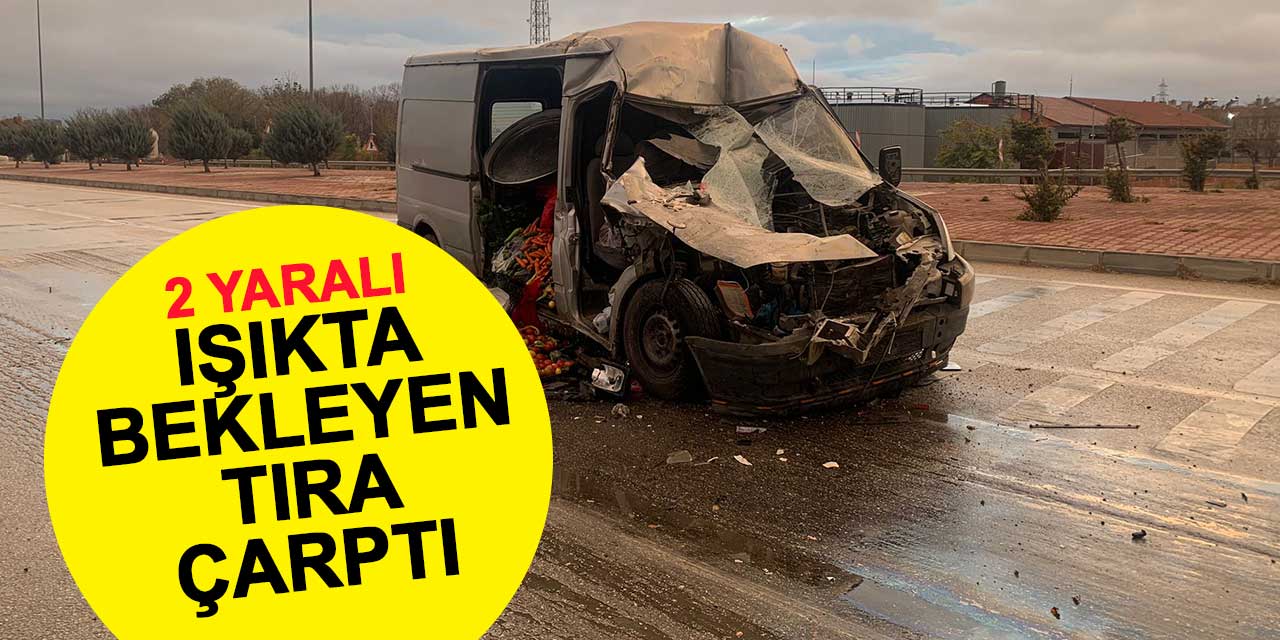 Kırmızı ışıkta duran tıra çarptı: 2 yaralı