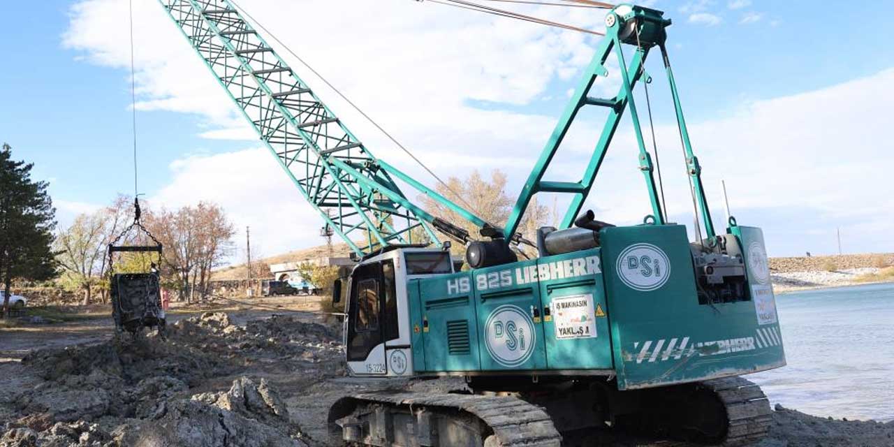 DSİ Konya ekipleri Damsa Baraj Gölü'nü temizliyor