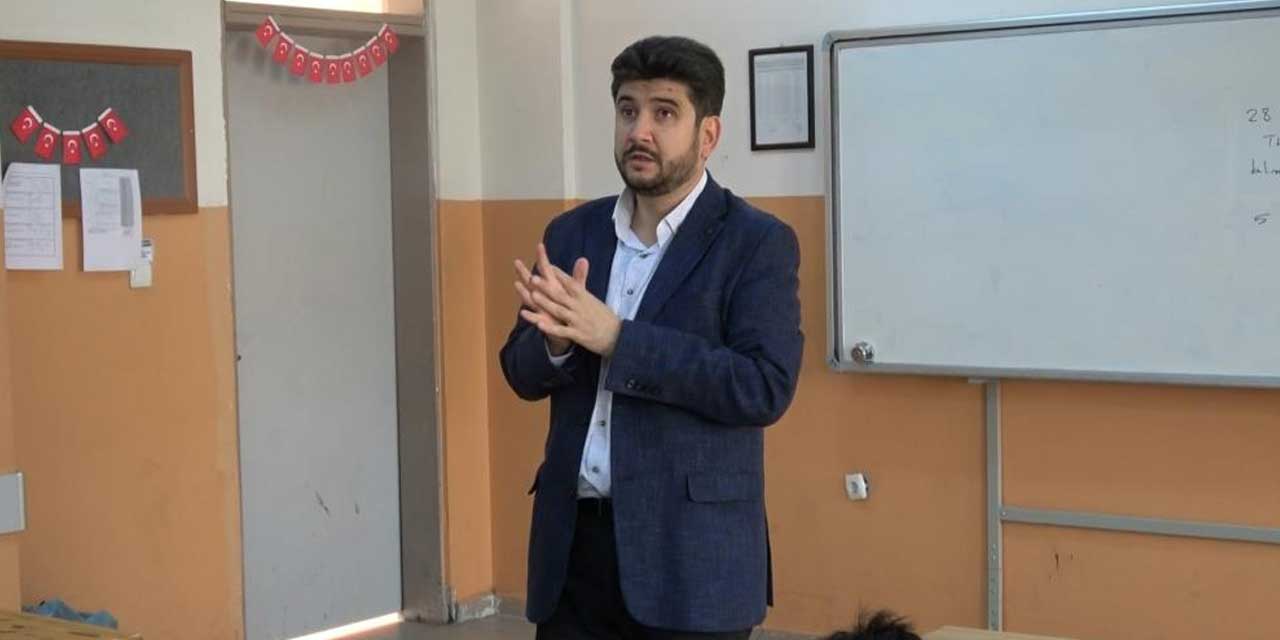 Selçuk mezunu görme engelli öğretmen Süleyman Şahin, öğrencilere tarihi sevdiriyor
