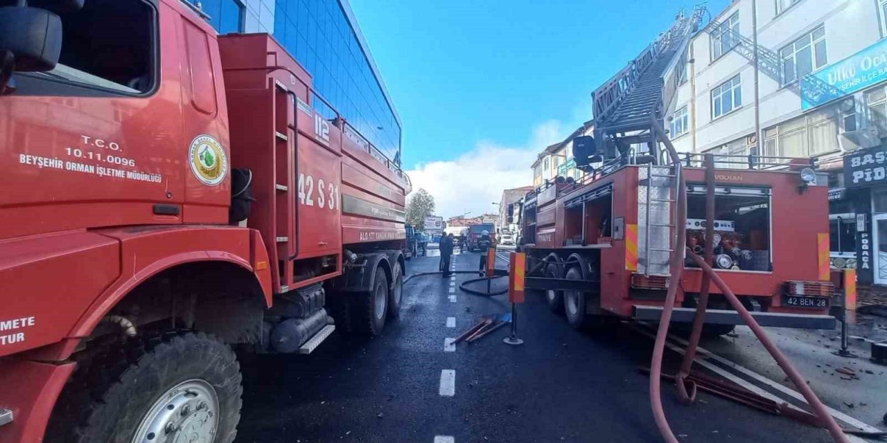 Konya’da 4 katlı iş hanında yangın paniği!