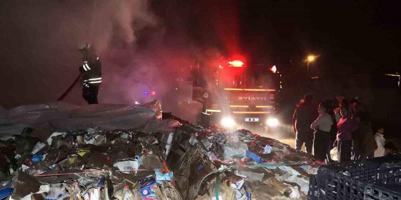 Aksaray’da yangın paniği! Atık karton balyaları tutuştu
