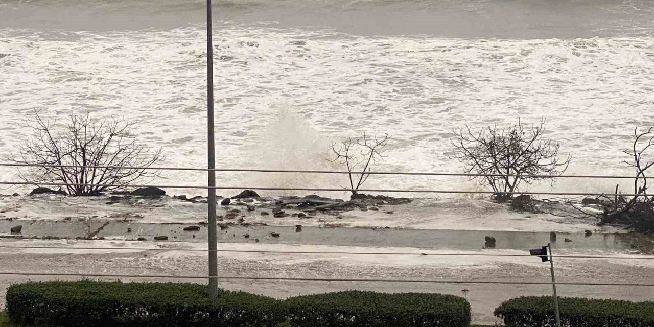 Gece yangın, sabah fırtına: Yol ulaşıma kapandı
