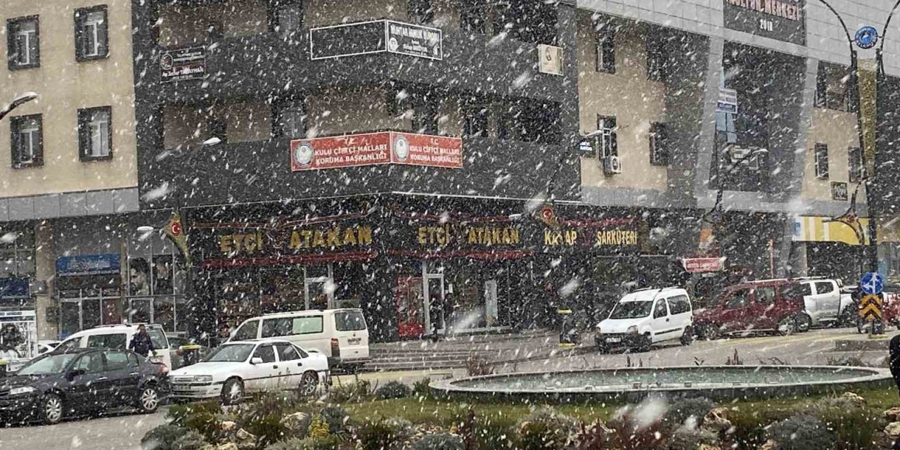 15 dakika süren kar ilçeyi beyaza bürüdü