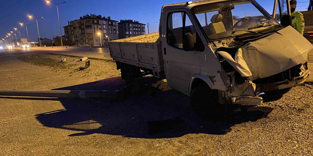 Kulu'da aydınlatma direğine çarpan kamyonet sürücüsü yaralandı