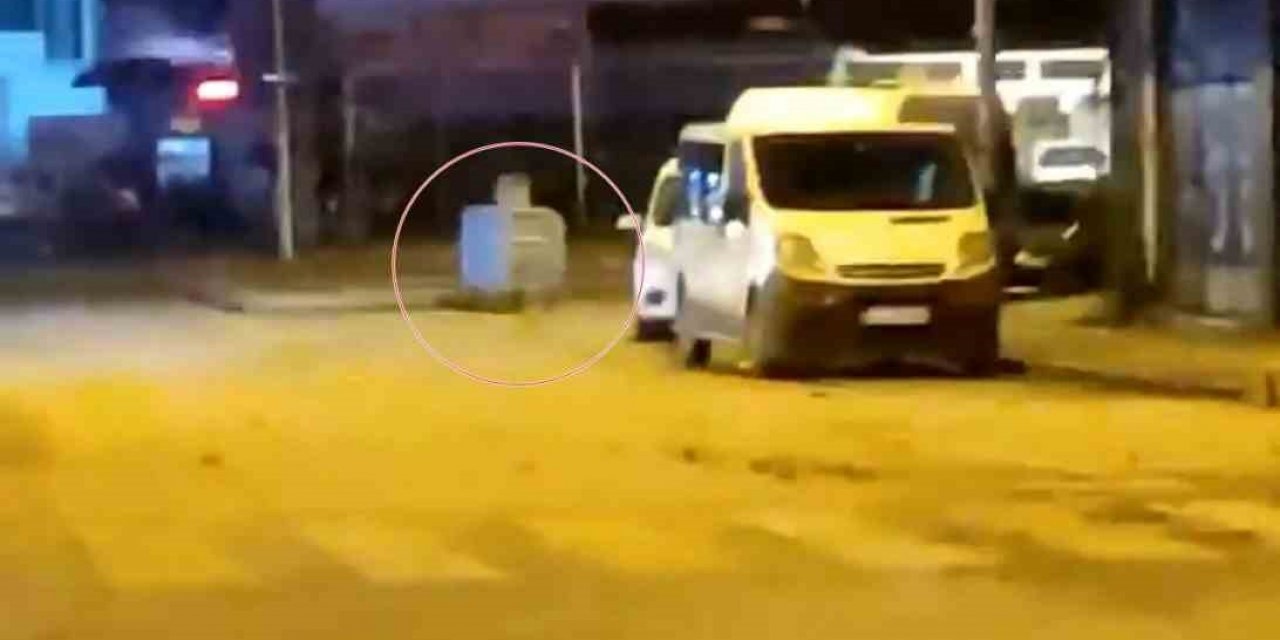 Rüzgarın araçlara doğru savurduğu çöp konteynerinin peşinden böyle koştu