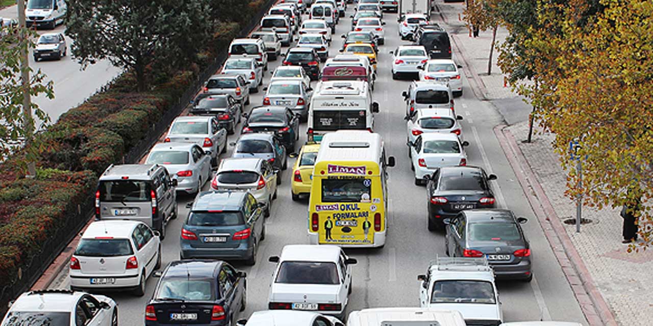 Konya'da araç sayısı arttı: Trafik çilesi devam edecek