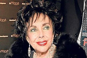 Ünlü oyuncu hastaneye kaldırıldı