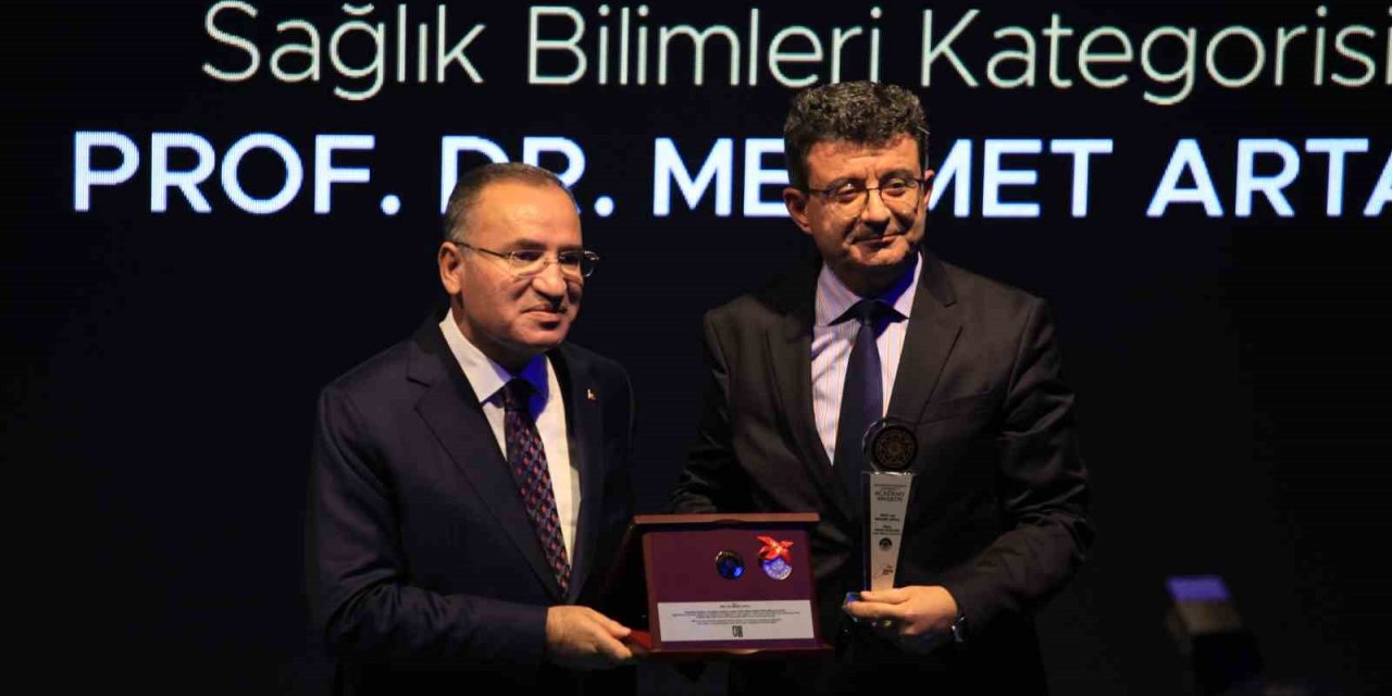 Necmettin Erbakan Üniversitesi, bilime katkıda bulunan akademisyenleri onurlandırdı