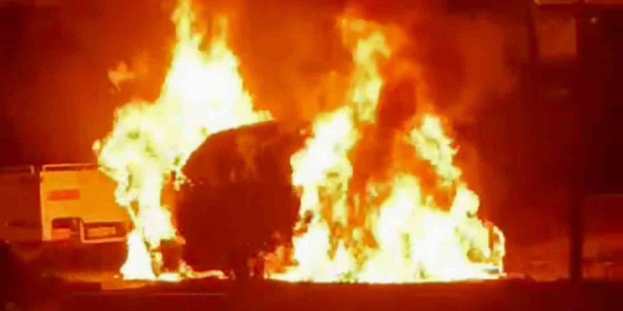 Alev topuna dönen minibüs bu hale geldi