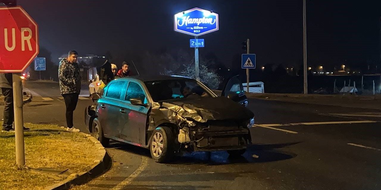 Kırmızı ışıkta geçen tır, otomobili ters yüz etti