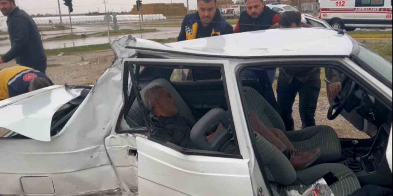 Aksaray-Konya yolunda kaza: Hurdaya dönen araçtan hafif sıyrıklarla kurtuldu