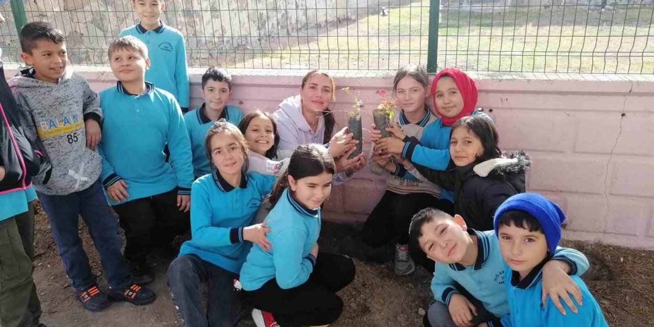 Karapınar’da 450 fidan büyümeleri umuduyla toprakla buluşturuldu