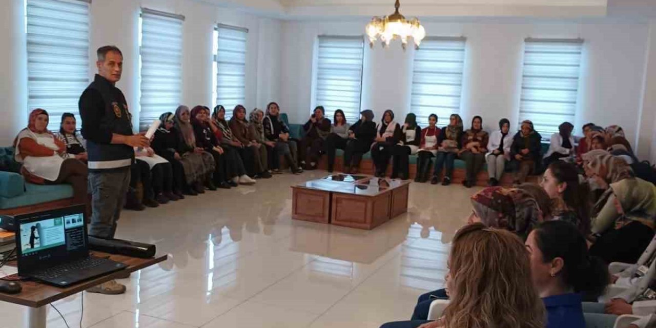 Akşehir Narkotik Suçlarla Mücadele Büro Amirliği'nden annelere seminer