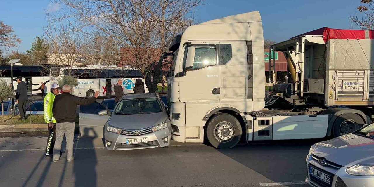 Tırın önünde metrelerce sürüklendi