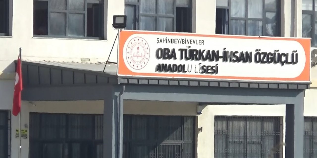 Okulda 3. kattan atlayan lise öğrencisi kız ağır yaralandı