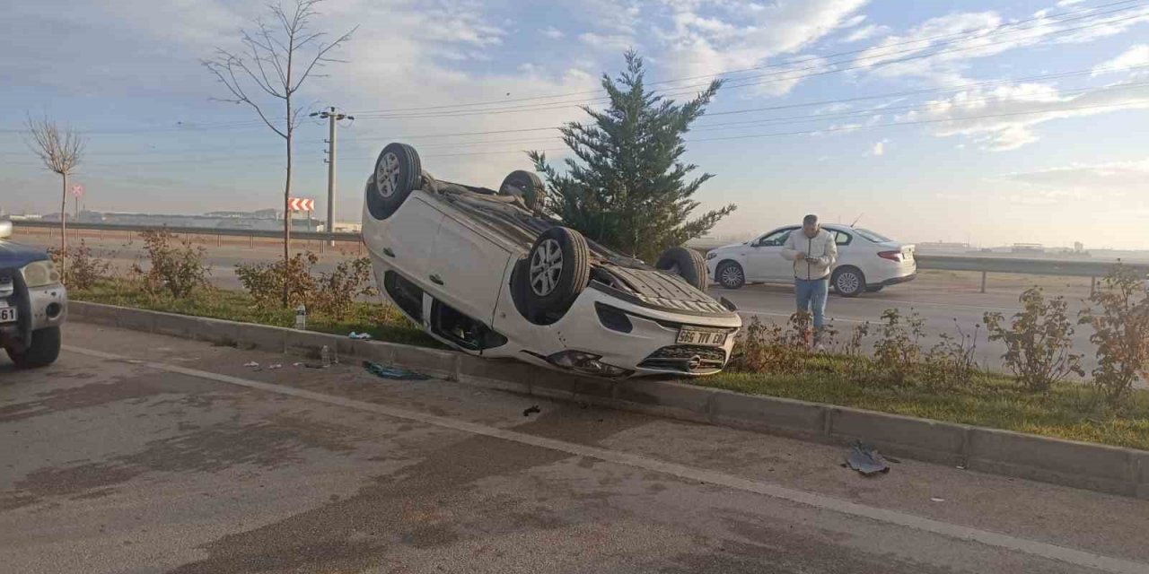 Afyon Erenler'de önündeki araca çarpan araç takla attı