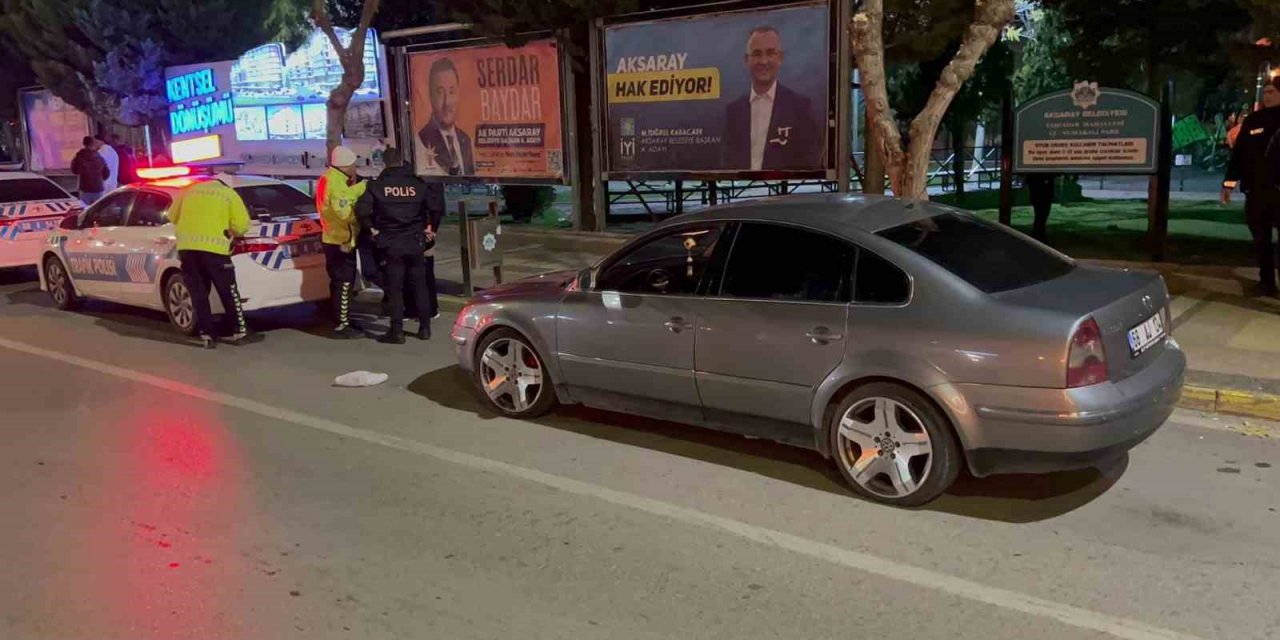 Polis ceza yazarken kameraya poz verdi
