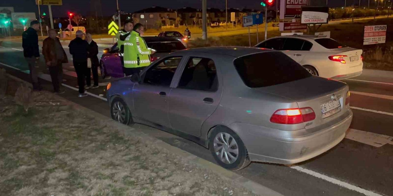 Kontrolünü kaybetti, ışıkta bekleyen araca çarptı