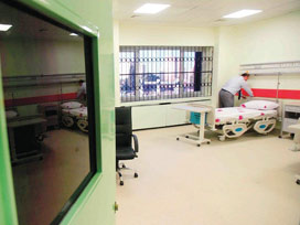 Haberal için kurşun geçirmez camlı oda